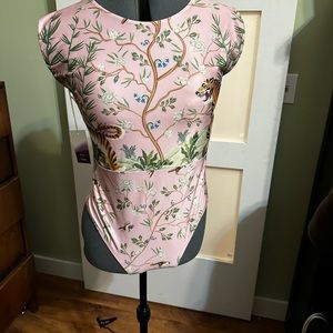 Averie MELINA
Lip Up One-Piece //
Tiger blossom Print on Dusty Pink
XL